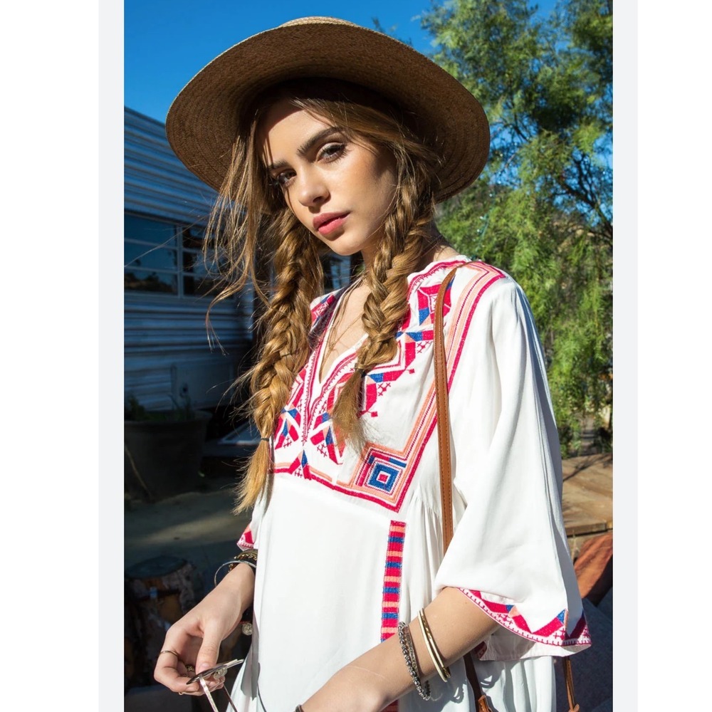Hayden Los Angeles White Boho Embroidered V-Neck Tunic Top Red Blue Womens M EUC